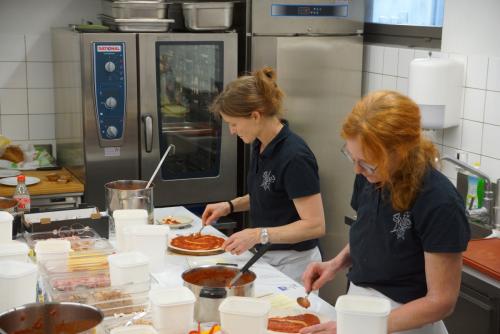 01 Pizza belegen (2)