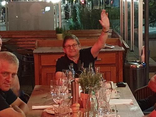 23 Der Chef ist immer oben am Tisch