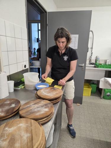 04 Pizzaessen Küche (00)