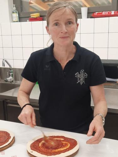 04 Pizzaessen Küche (01)