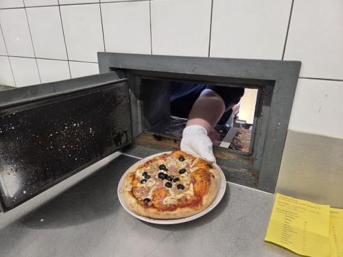 04 Pizzaessen Küche (03)