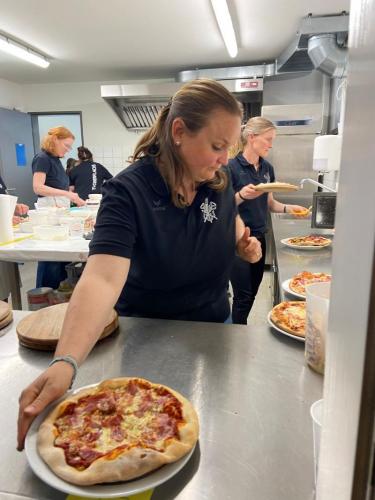 04 Pizzaessen Küche (04)