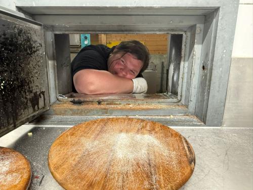 06 Pizzaessen Pizzabäckerinnen (2)