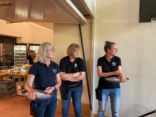 09 Pizzaessen Service und Gäste (1)