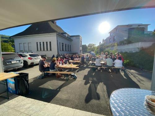 09 Pizzaessen Service und Gäste (2)