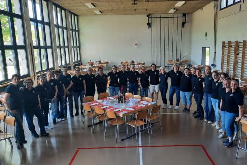12 Pizzaessen FTV-Truppe